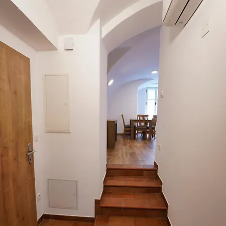 Metro 7 Apartment
