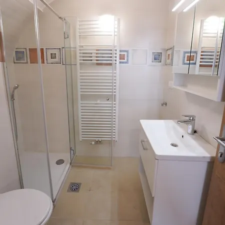 Metro 7 Apartment *