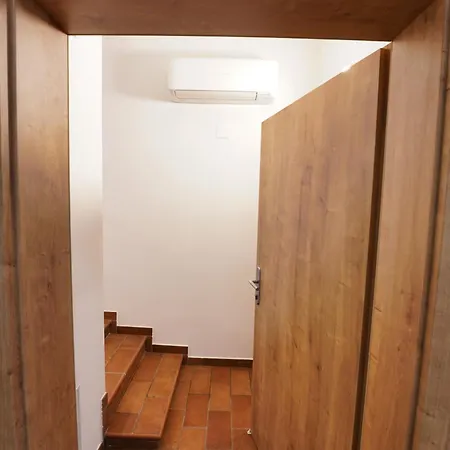 Metro 7 Apartment *