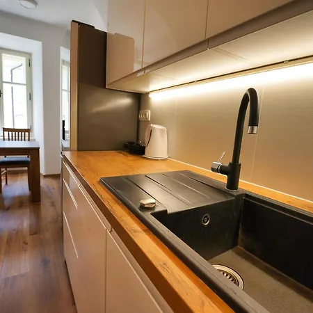 Metro 7 Apartment