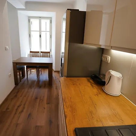 Metro 7 Apartment *
